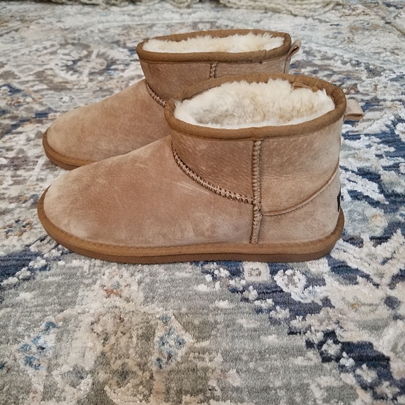 Lamo Classic 4 Suede Upper Faux Fur Boot - Picture 1 of 9